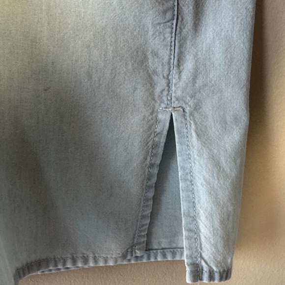 Liz Claiborne Pale Blue Button-Front Women's Shirt - Picture 5 of 8